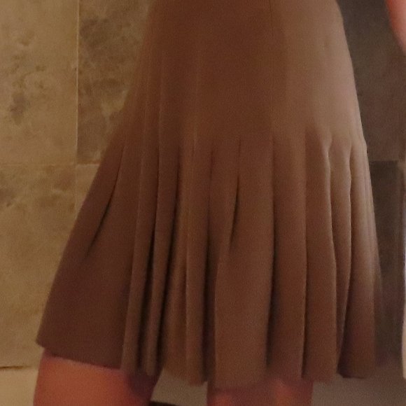 Magaschoni Caramel Fitted/Flared Silk Skirt, size 8. - Picture 5 of 8